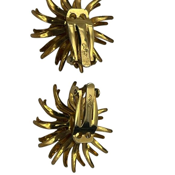 Beautiful Vintage Gold Tone Flower Brooch and CORO Clip-on earring set - Picture 9 of 10